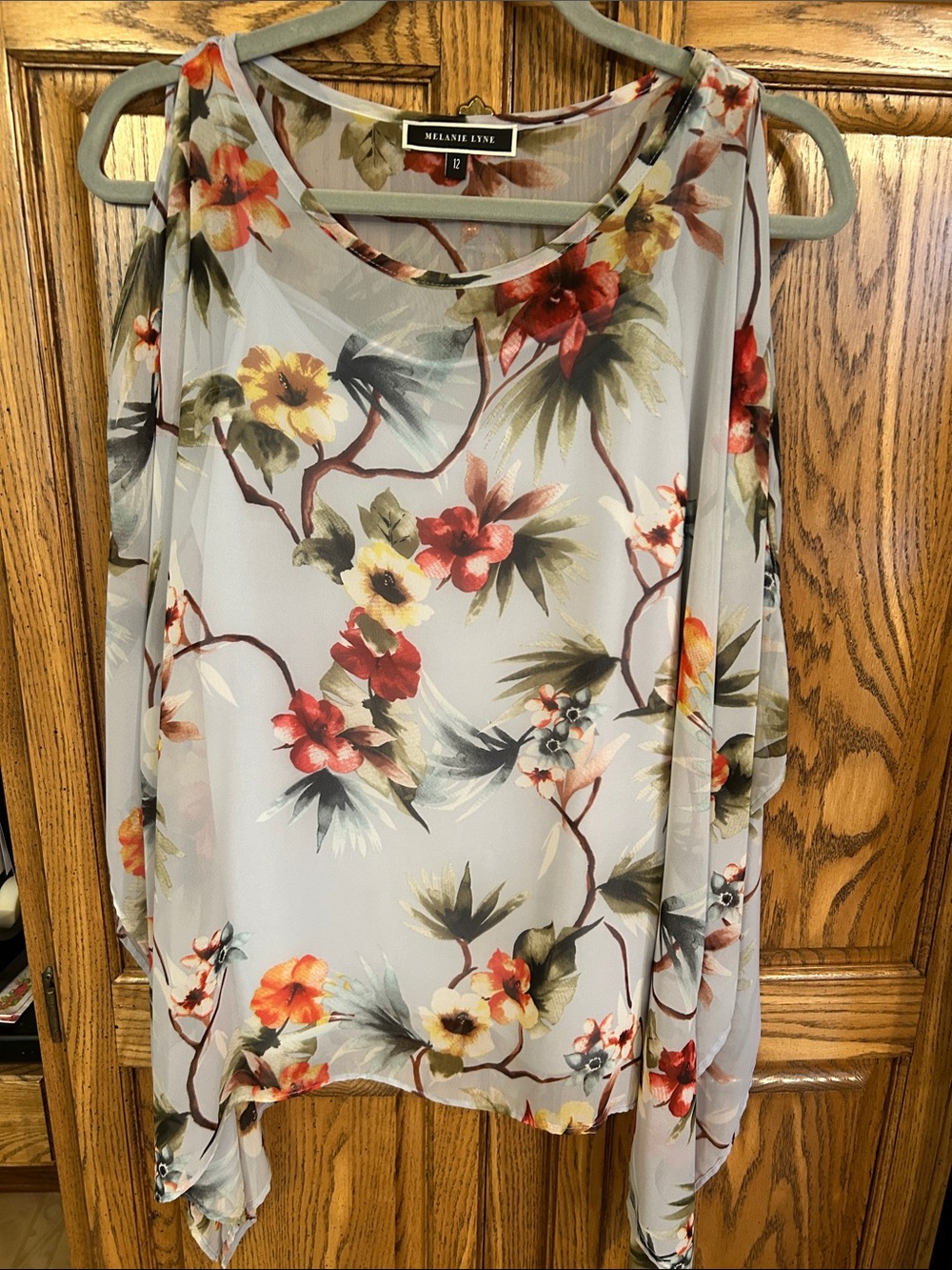 Melanie Lyne Floral Cold-Shoulder Blouse in Light Gray